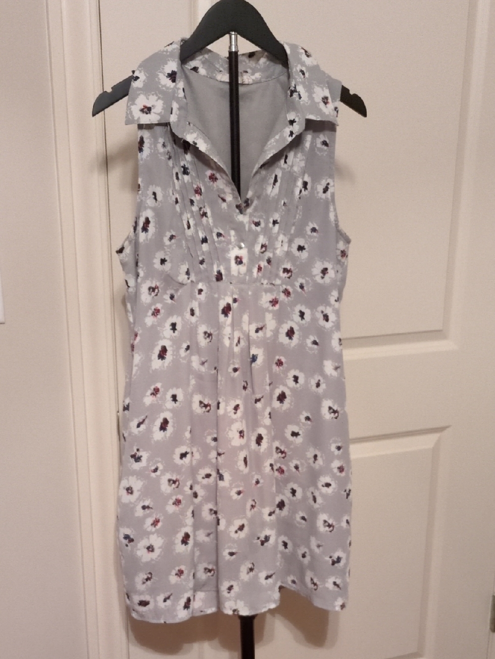 entro Gray Floral Sleeveless Collared Mini Dress